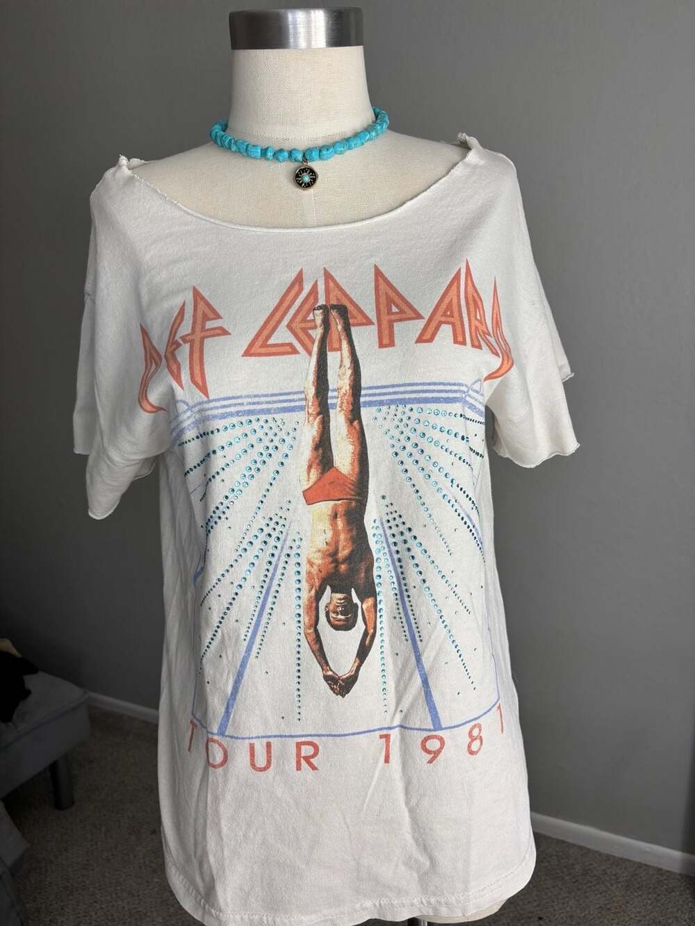 Def Leppard 1981 Tour Diver Graphic Distressed Raw Edge T-Shirt